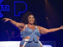 Смелая Lizzo в одном лишь купальнике и колготках в сеточку вышла на сцену