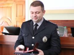 В Харькове полицейскому, спасшему заложницу, вручили документы на квартиру