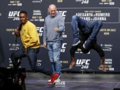 Бойцы UFC устроили зажигательный танцевальный батл на дуэли взглядов