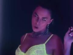 Сексапильная Настя Каменских представила чувственный клип на новый испаноязычный трек