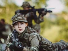 Министр обороны Финляндии хочет призывать в армию женщин - не хватает  желающих  мужчин