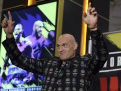 Фьюри много не бывает. Тайсон пришел на встречу с Уайлдером в костюме со своими фото