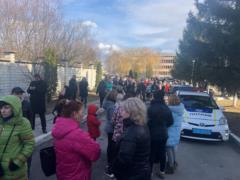 Во Львове местные жители перекрыли въезд в госпиталь из-за слухов о размещении в нем украинцев из Китая