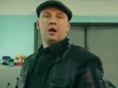 В новом клипе MOZGI таксист Потап и домохозяин Позитив увлеклись девушками мужских профессий