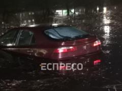 В Киеве авто слетело с дороги в Русановский канал
