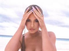 Сексуальная Кайли Дженнер в монокини и с длиннющей косой устроила пляжную фотосессию