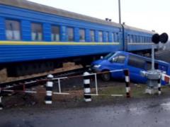 В Закарпатье микроавтобус попал под поезд, пятеро пострадавших