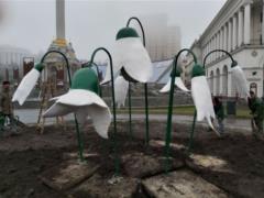 На Майдане в Киеве появились гипсовые подснежники