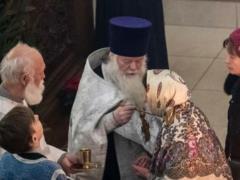 РПЦ не исключила переход к причастию из одноразовых ложек