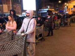 В Сеть  слили  фото известных футболистов, которые в Италии стоят в длиннющих очередях за продуктами