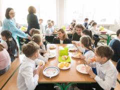 Первая леди ознакомилась с новым меню в школах Киева и области