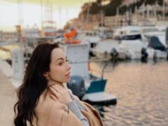 Соблазнительная Екатерина Кухар в бикини понежилась в ванной с лепестками экзотических цветов