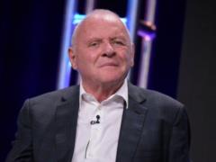 Энтони Хопкинс очаровал видео, где музицирует своему коту на фортепиано
