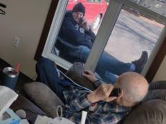 В США сын продолжает каждый день навещать пожилого отца, несмотря на разделяющее их стекло