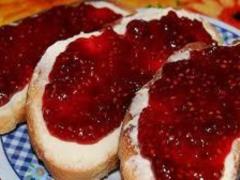 Doctors explained why it is harmful to eat bread with jam