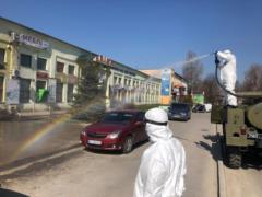 Спасатели обрабатывают спецраствором улицы украинских городов