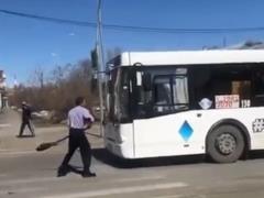 В Кемерово неадекват напал с лопатой на автобус