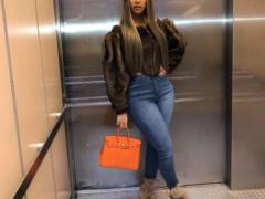 Реперша Cardi B без макияжа и в халате на голое тело объявила, что раздаст деньги