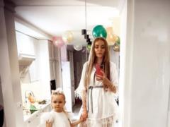 Слава Каминская с подросшей дочерью похвасталась стильными луками из подушек