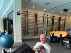 Оставайся в форме: как тренируется 47-летний Зинедин Зидан во время самоизоляции