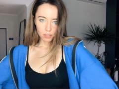 Игривая Надя Дорофеева в топе и трусах похвасталась стройностью