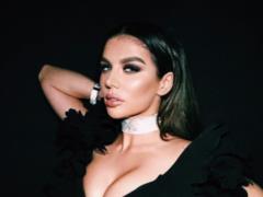 Смелая Анна Седокова в стрингах эротично позировала с мускулистым возлюбленным в ванной