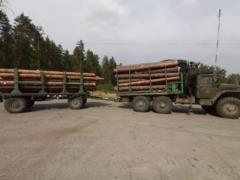 Пограничники задержали два грузовика до отказа загруженные лесом
