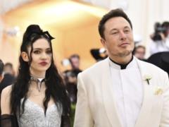 Возлюбленная Илона Маска, певица Grimes показалась на последних месяцах беременности