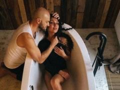 Влад Яма устроил чувственную фотосессию с женой в ванной