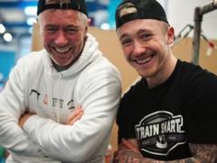 Британский гимнаст развеселил фанатов драйвовыми челленджами со своим отцом