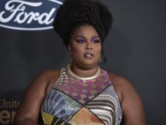 Пышнотелая Lizzo в кружевном пеньюаре без нижнего белья покрутила ягодицами на камеру