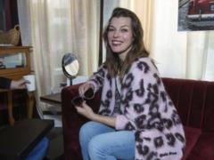 Мила Йовович показала забавную дочь, которая играет с мыльными пузырями