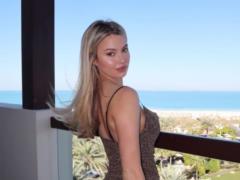 The busty beauty golfer boasted an ultramodern game simulator and won the hearts of fans