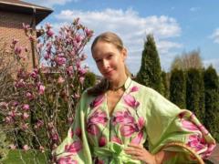 Улыбающаяся Екатерина Осадчая в легком платьице поиграла в бадминтон