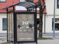 Жителям эстонского города необычным способом напомнили о правиле 2+2