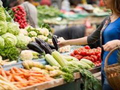 Кабмин разрешил работать продуктовым рынкам