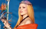Беременная певица Grimes впервые поела трижды в день