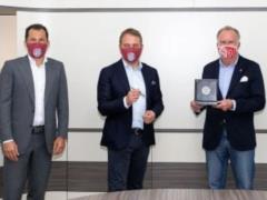In branded masks and at a distance: the coach of Bayern signed a new contract with the club