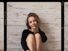 Игривая Алена Шоптенко в одном боди посветила обнаженными ножками