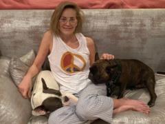 62-летняя Шэрон Стоун озадачила чудаковатыми танцами и гримасами
