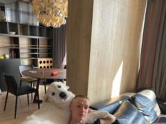 Цыганков чувственными снимками поздравил свою собаку с днем рождения