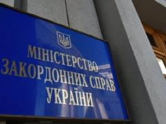 Украина запрещает выезд своих граждан без разрешения МИД, - Посольство Великобритании
