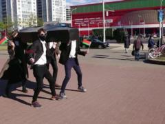 В Минске задержали активистов, которые устроили парад с гробом