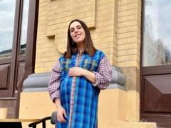 Вагітна Джамала підкреслила чималий животик стильним картатим сукнею