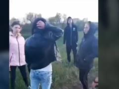 Под Харьковом подростки избили и поставили на колени девушку