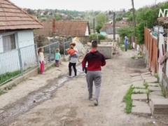 Survive quarantine: Hungarian Roma give out food