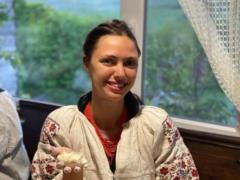 Ненакрашенная Вика из  НЕАНГЕЛОВ  показала, как в деревне лепила вареники