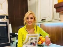 Irina Fedishin in sports pants showed how she cooked in the kitchen