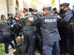 У Варшаві поліція жорстко розігнала антікарантінний мітинг