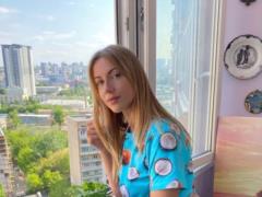 Леся Никитюк в откровенном купальнике эротично позировала на яхте
